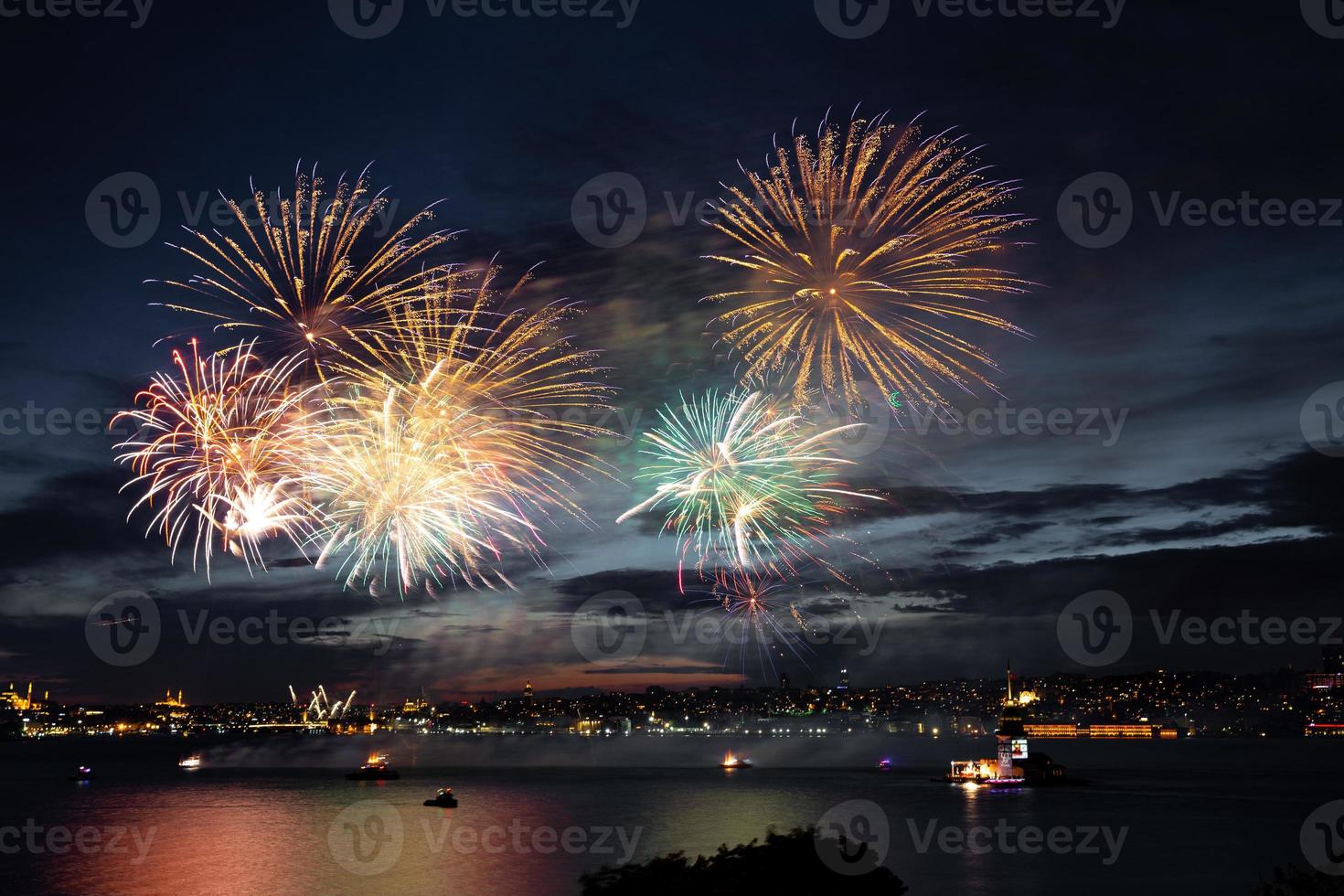 fuochi d'artificio sullo stretto del Bosforo, Istanbul, Turchia foto