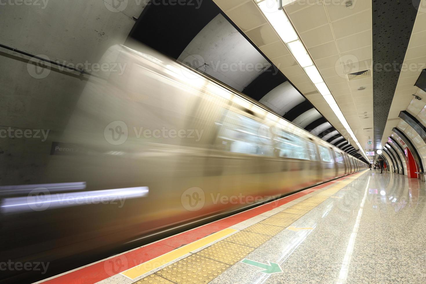 metro che si muove in una stazione foto