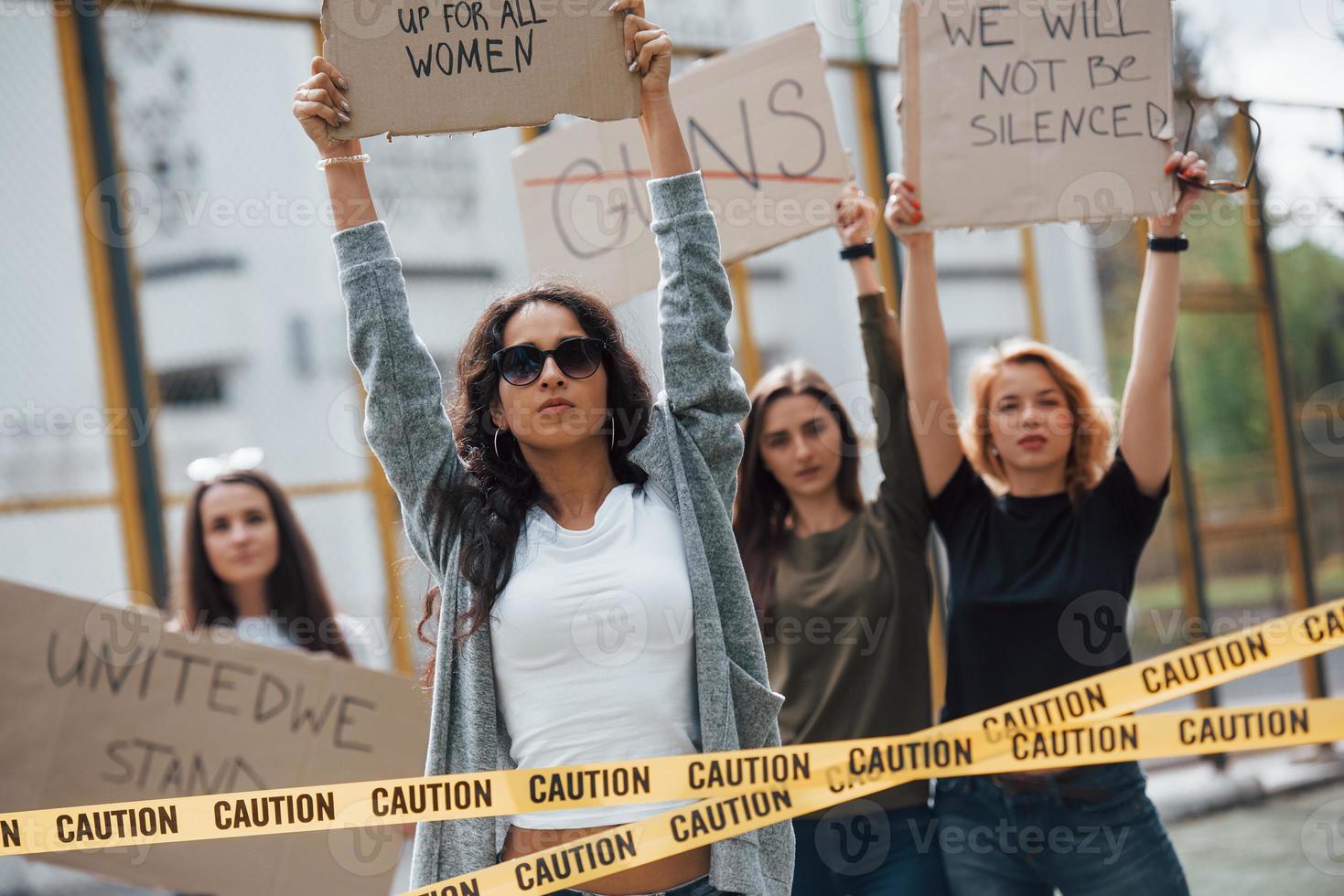 democrazia nei paesi europei. gruppo di donne femministe protestano per i loro diritti all'aperto foto