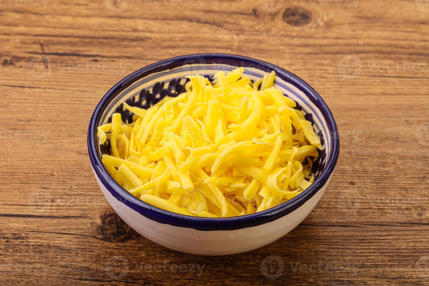 formaggio giallo grattugiato nella ciotola foto