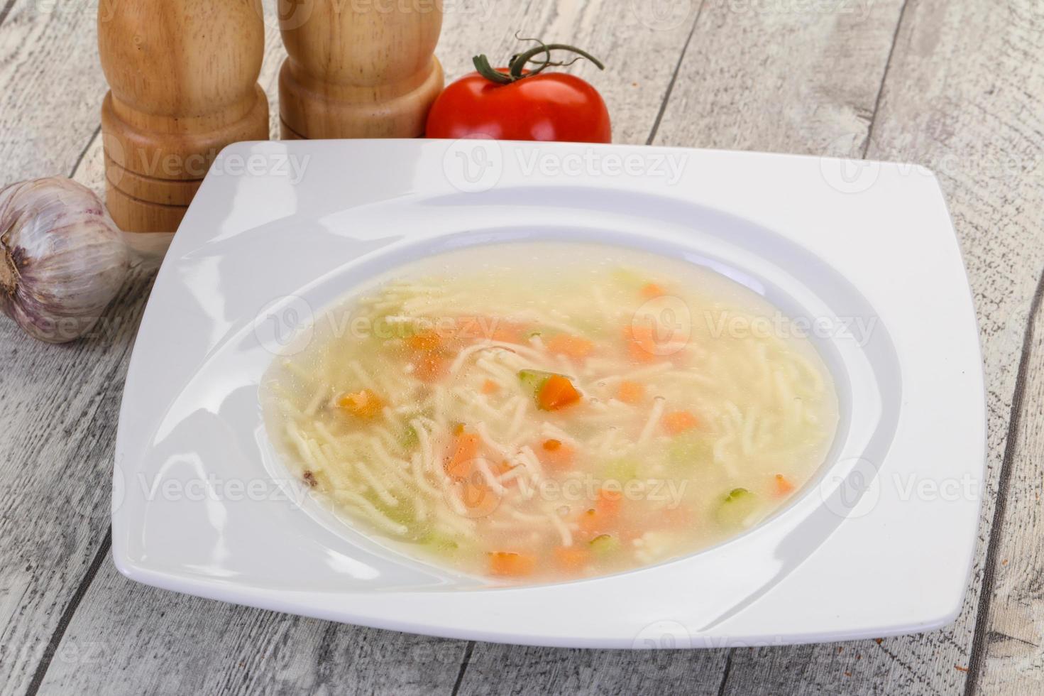 zuppa di pollo con tagliatelle foto