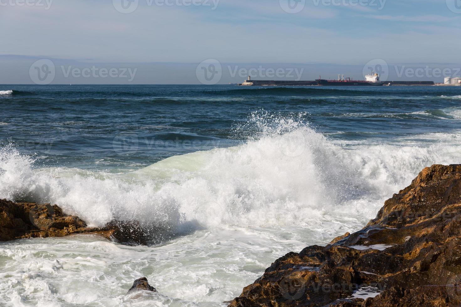 onde che si infrangono sulla costa portoghese foto