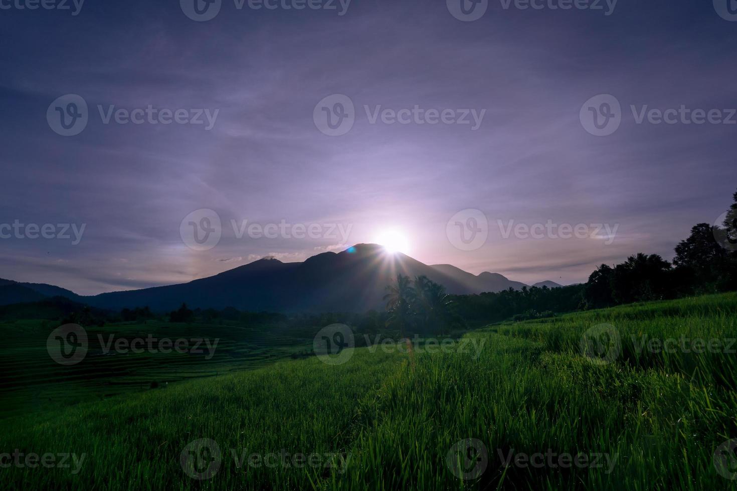 scenario naturale di montagne e sole con anelli arcobaleno in indonesia foto