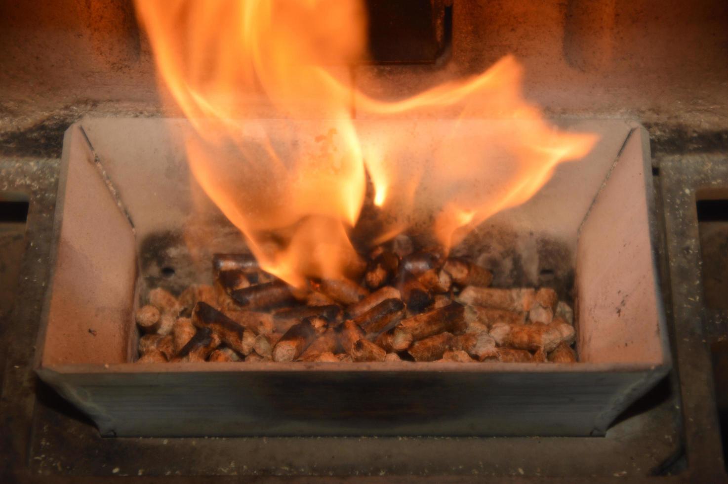 pellet di legno in fiamme foto