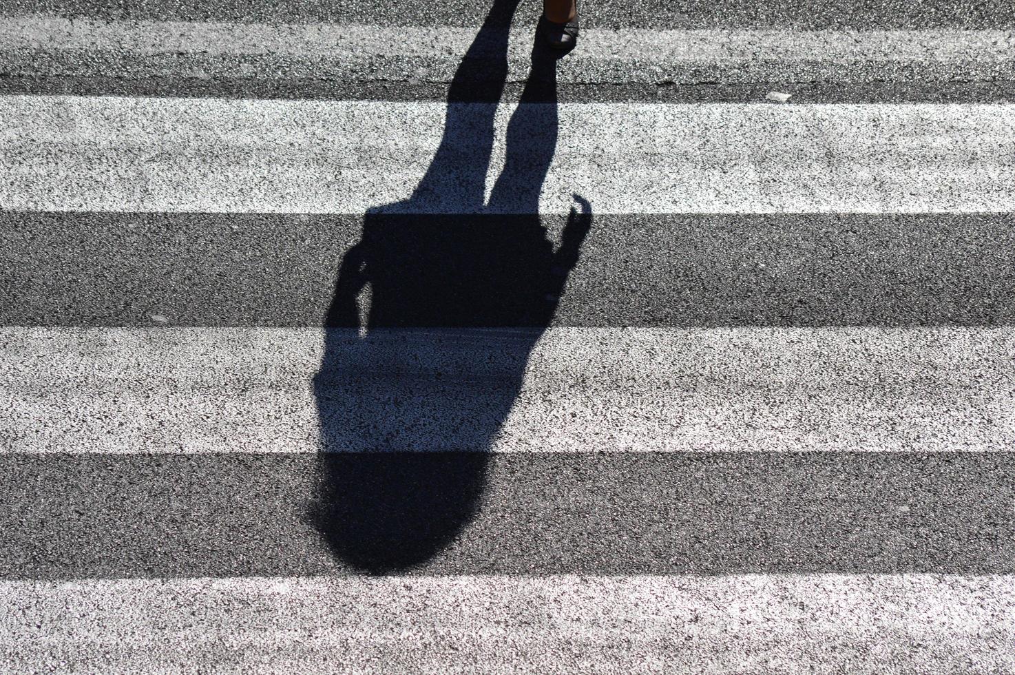 passaggio pedonale per strada foto