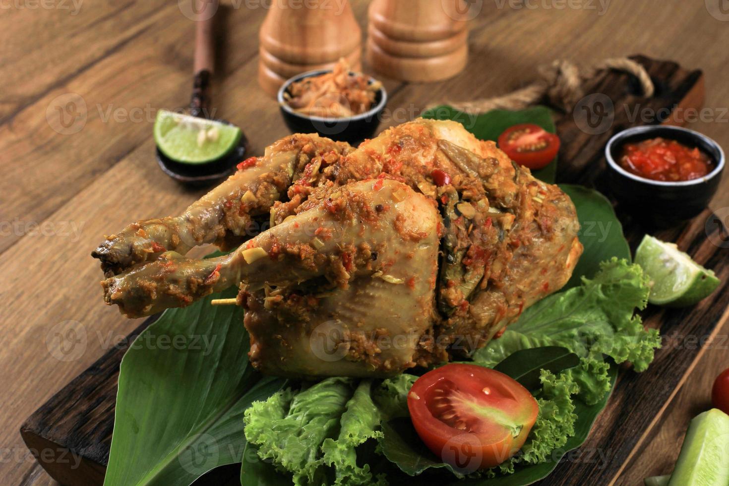 ayam betutu. pollo arrosto balinese ripieno di foglie di manioca. foto