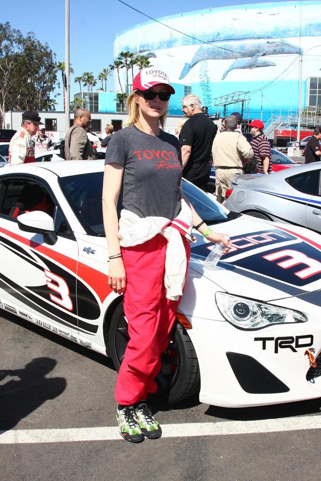 los angeles, 9 aprile - jenna elfman al toyota proceleb race press day 2013 al circuito del gran premio di toyoto il 9 aprile 2013 a long beach, ca foto