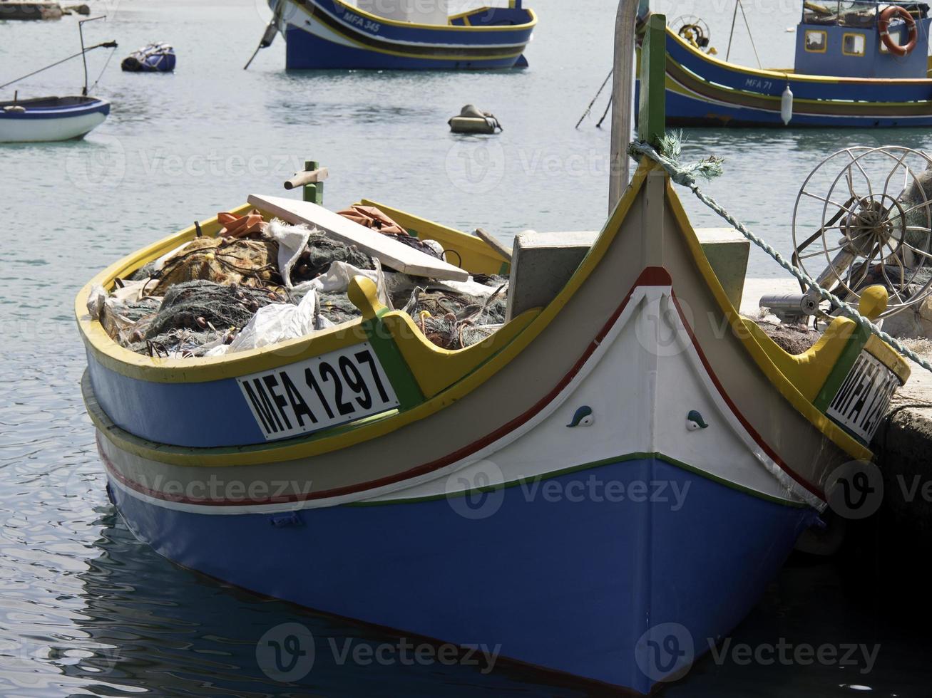 porto di marsaxlokk sull'isola di malta foto