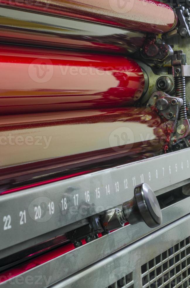tamburi a colori di inchiostro rosso e magenta in una macchina da stampa foto