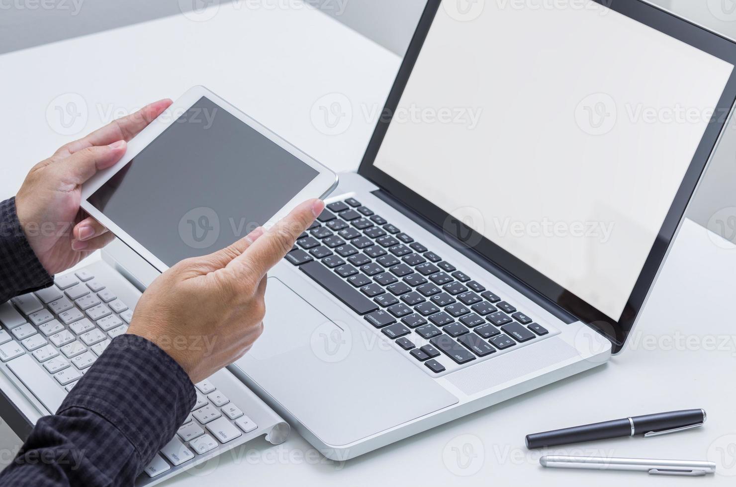 man mano che lavora su tablet con sfondo di computer. tecnologia. foto