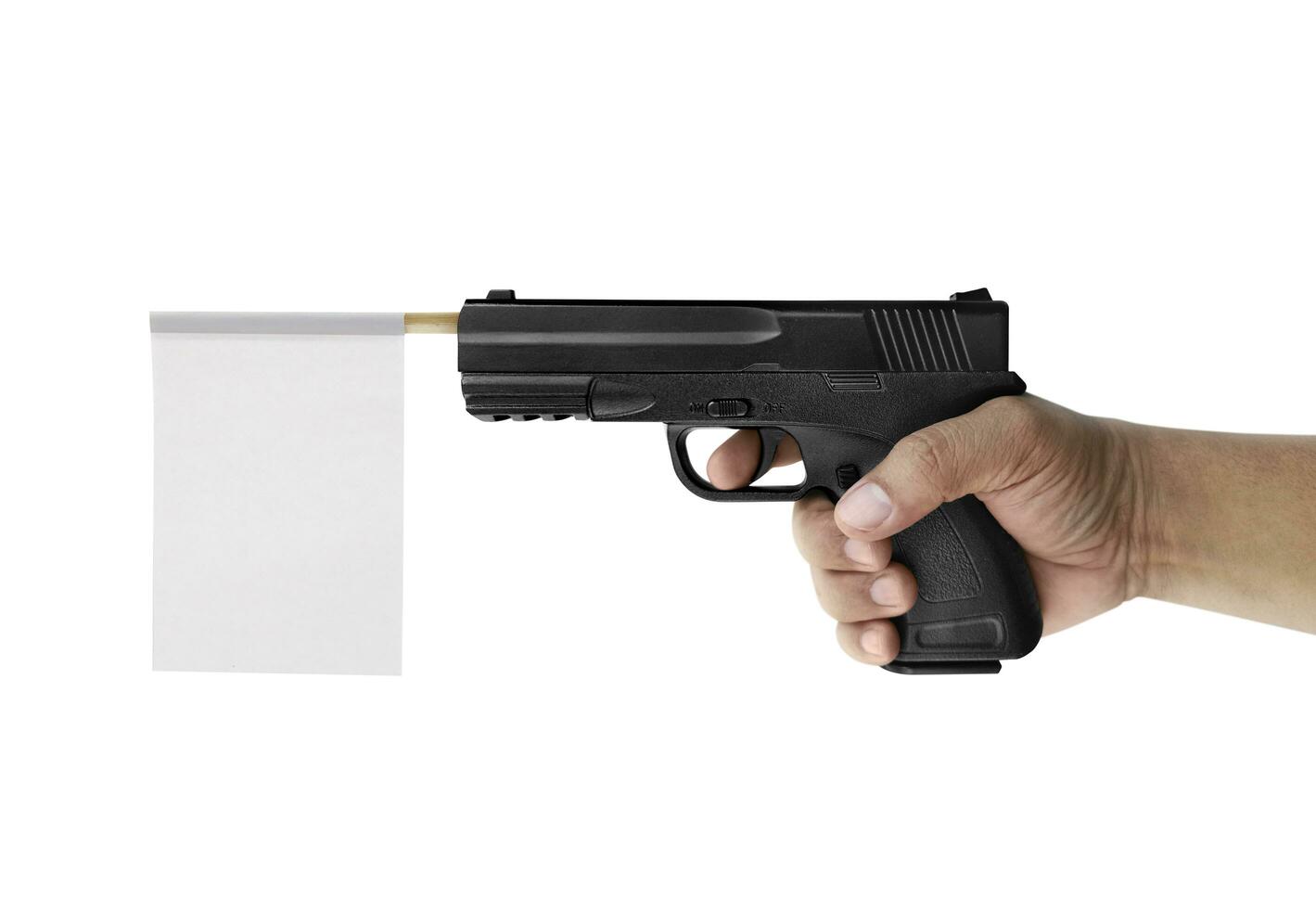 bandiera bianca da una pistola isolata su sfondo bianco foto