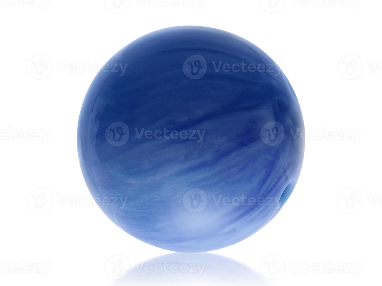 palla da bowling blu con fori isolati su sfondo bianco foto