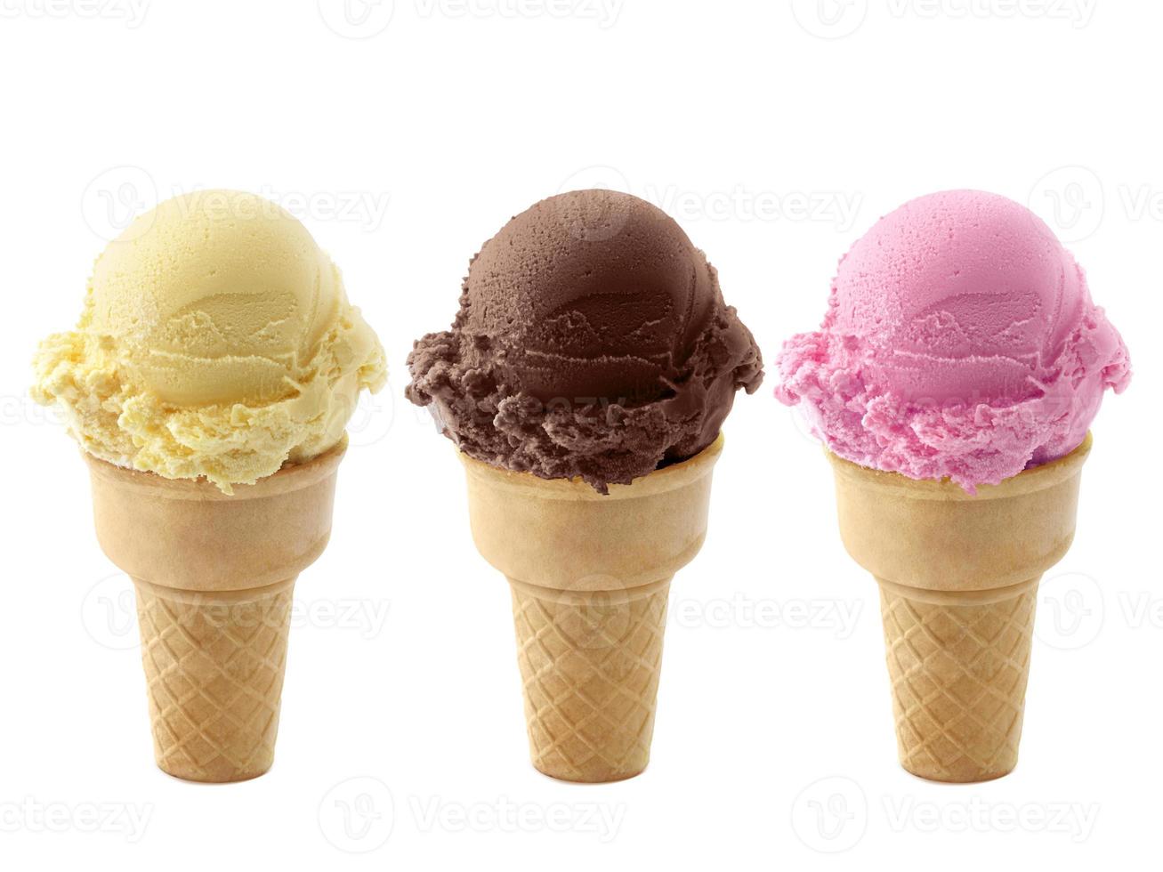 gelato nel cono su sfondo bianco foto