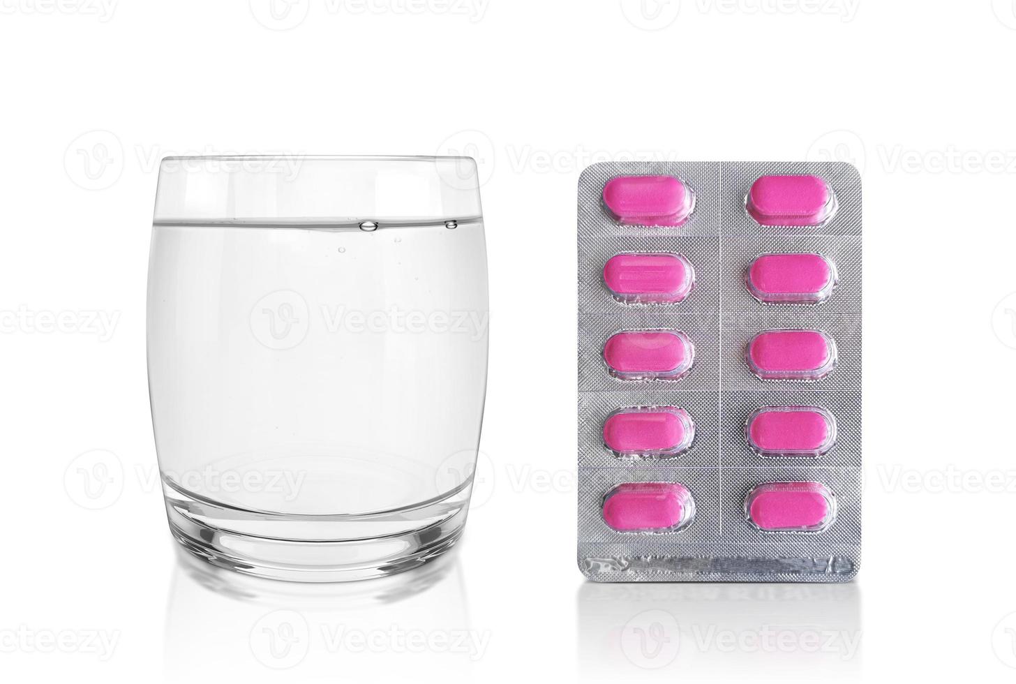 pacchetto di pillole e un bicchiere d'acqua. concetto di farmacia e medicina foto