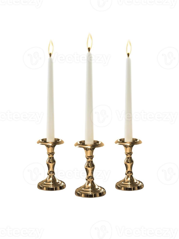 candela sul candeliere isolato su sfondo bianco foto
