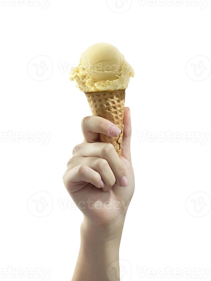 una mano di donna che tiene un cono gelato su uno sfondo bianco foto