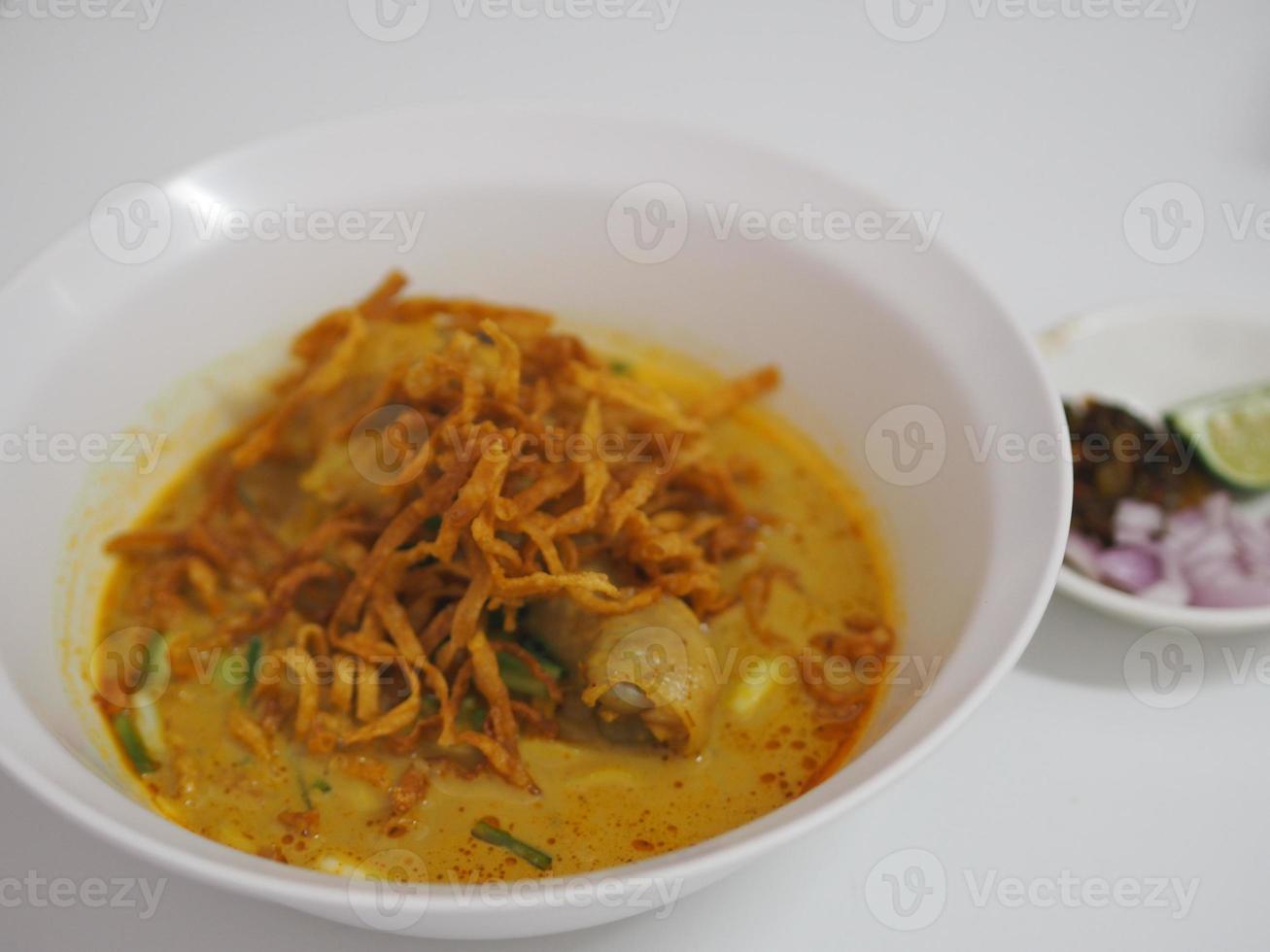 khao soi ricetta, cibo tailandese khao sawy, zuppa di noodle al curry con spaghetti di pollo in zuppa cucinata alla maniera della gente del nord della thailandia, zuppa di noodle al curry tailandese del nord foto