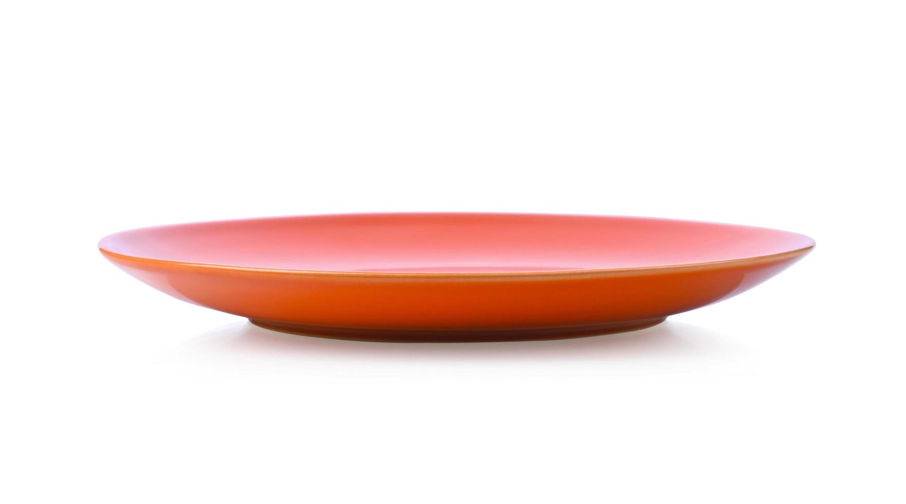 piatto in ceramica arancione vuoto isolato su sfondo bianco. foto