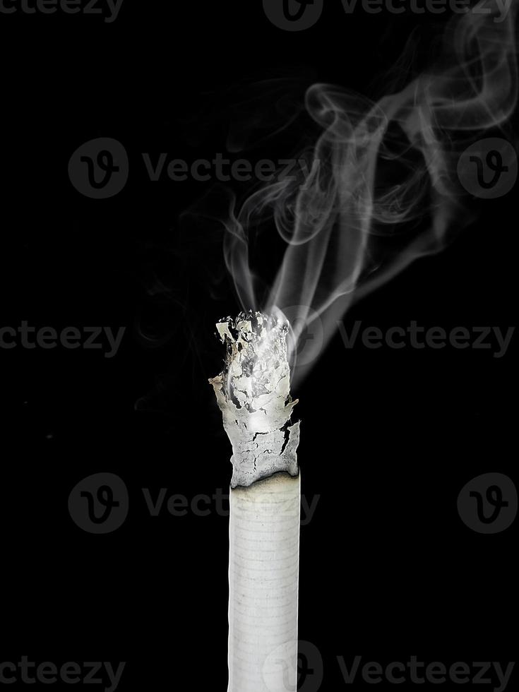 la sigaretta isolata su uno sfondo bianco foto