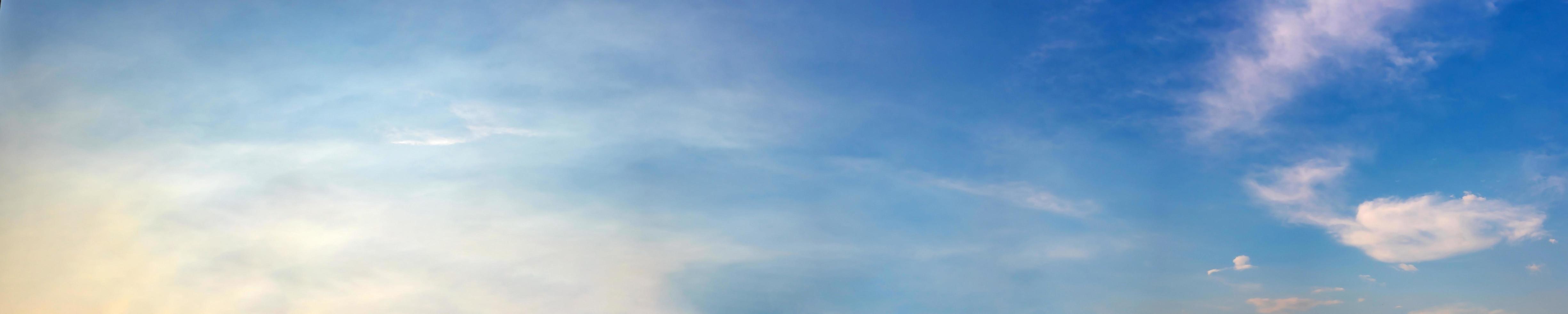 cielo panoramico con nuvole in una giornata di sole. foto