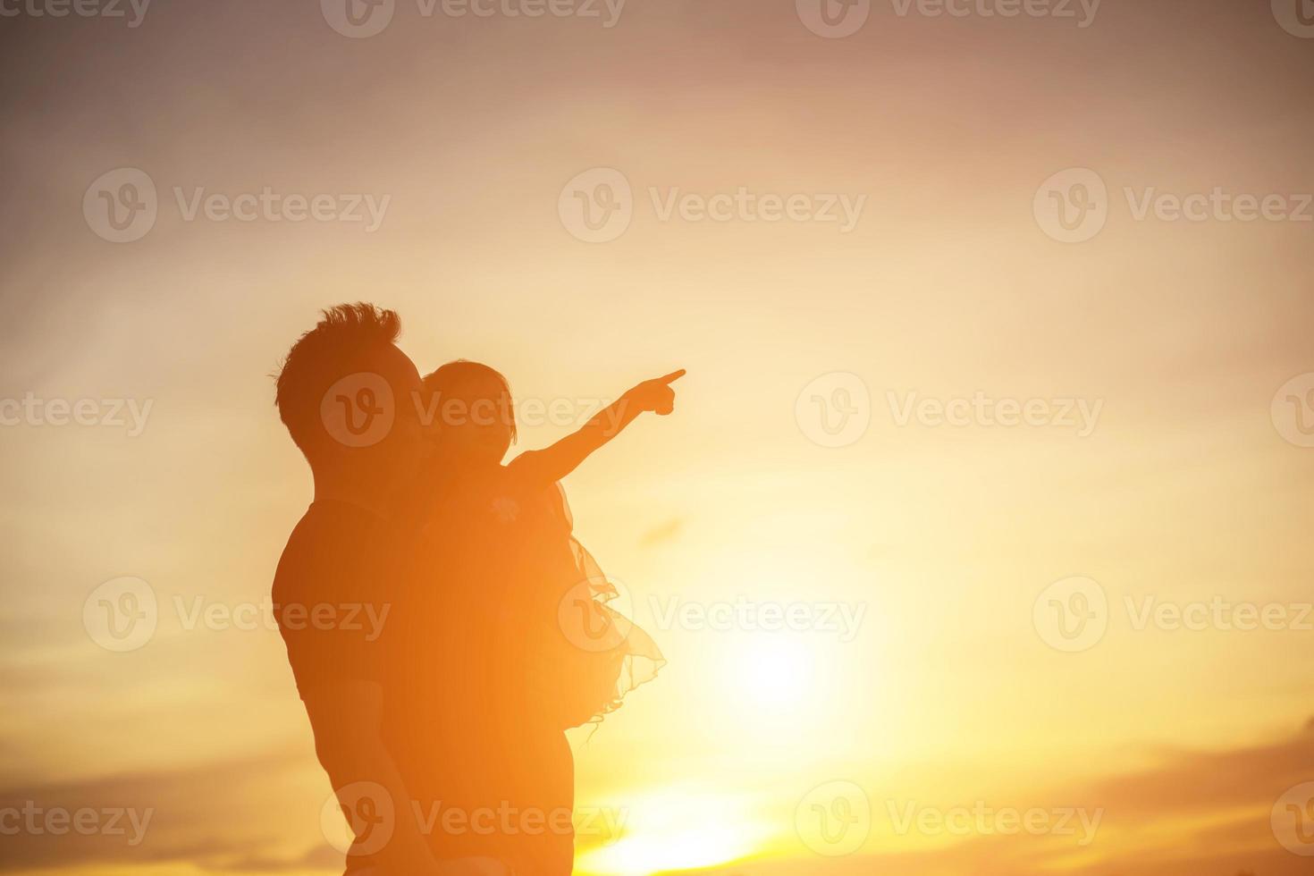 il padre ha preso il bambino impara a camminare al tramonto. foto