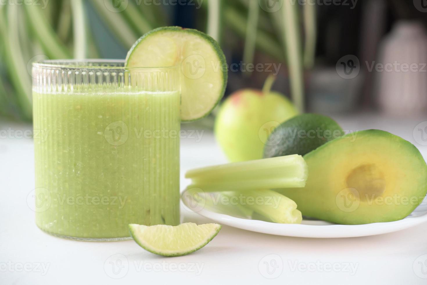 dieta disintossicante. frullato verde con frutta e verdura sul tavolo bianco. foto