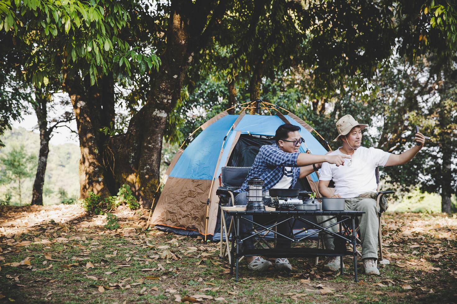 due migliori amici vanno in campeggio foto