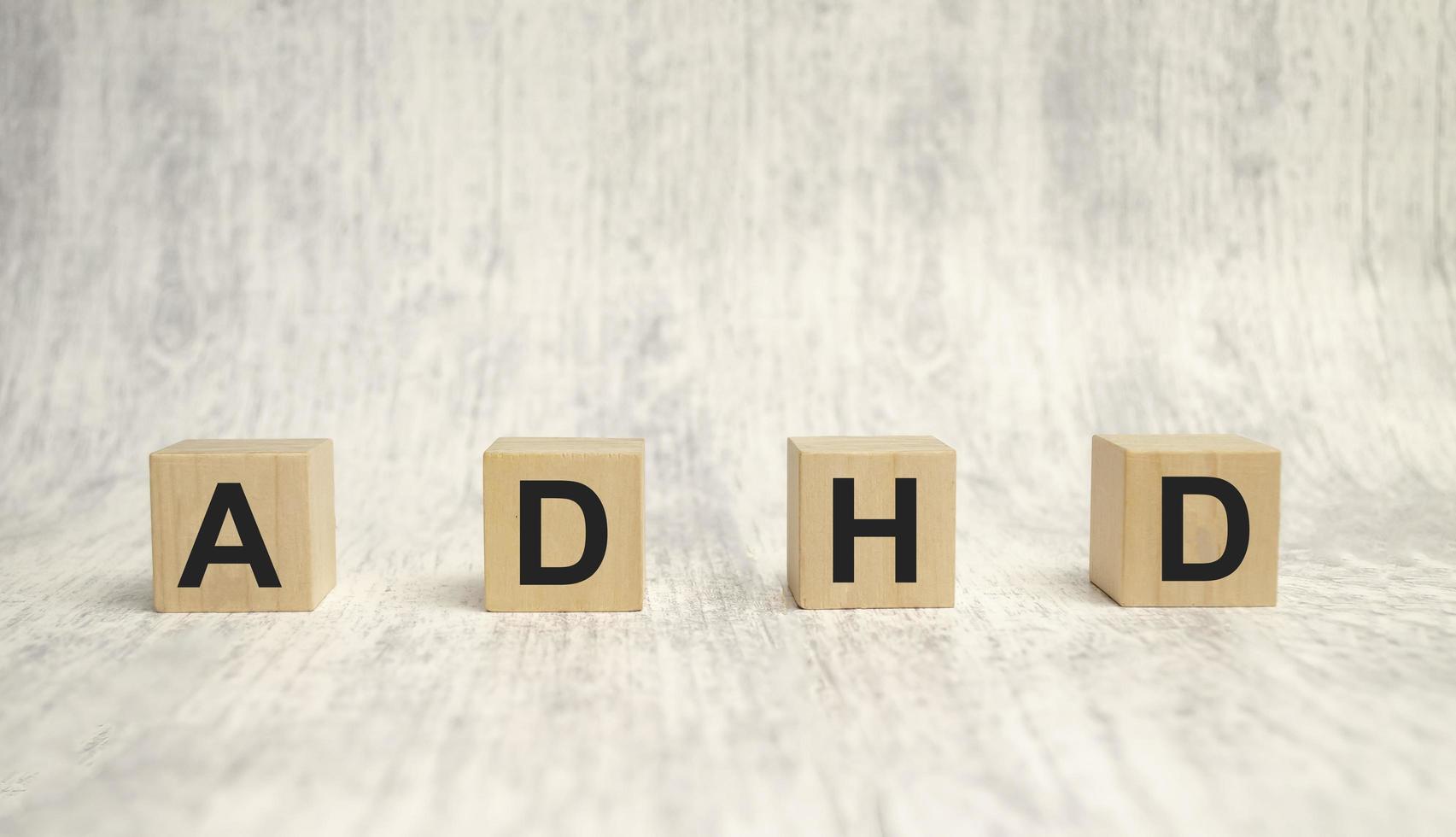 concetto di parola di disturbo da deficit di attenzione e iperattività adhd sul cubo di legno foto