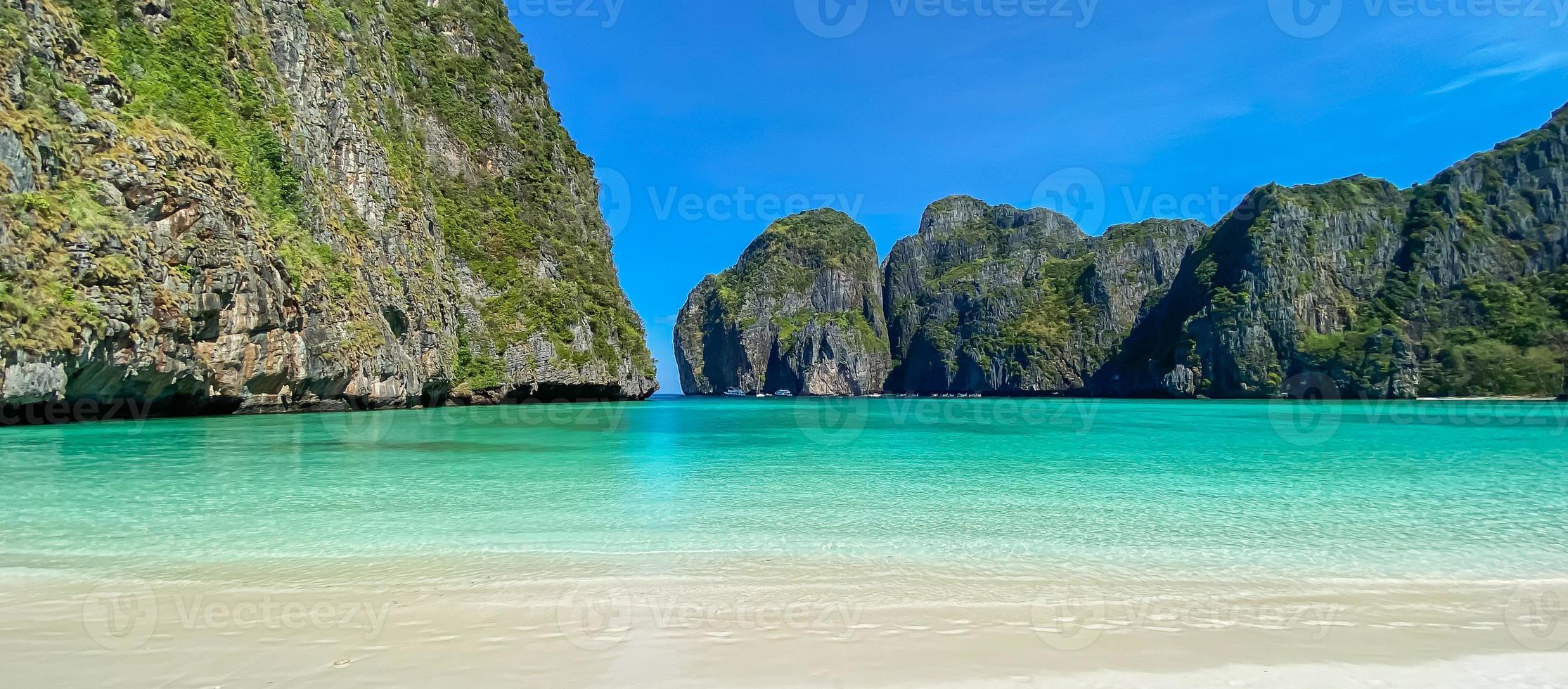 bellissimo scenario della spiaggia della baia di maya sull'isola di phi phi, krabi, tailandia. punto di riferimento, destinazione di viaggio nel sud-est asiatico, vacanza e concetto di vacanza foto