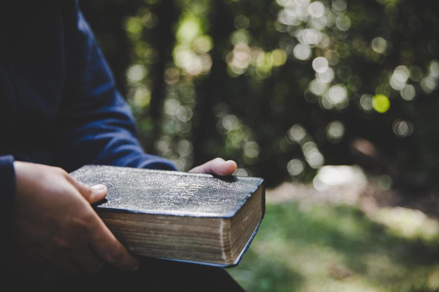 donna con la Bibbia foto