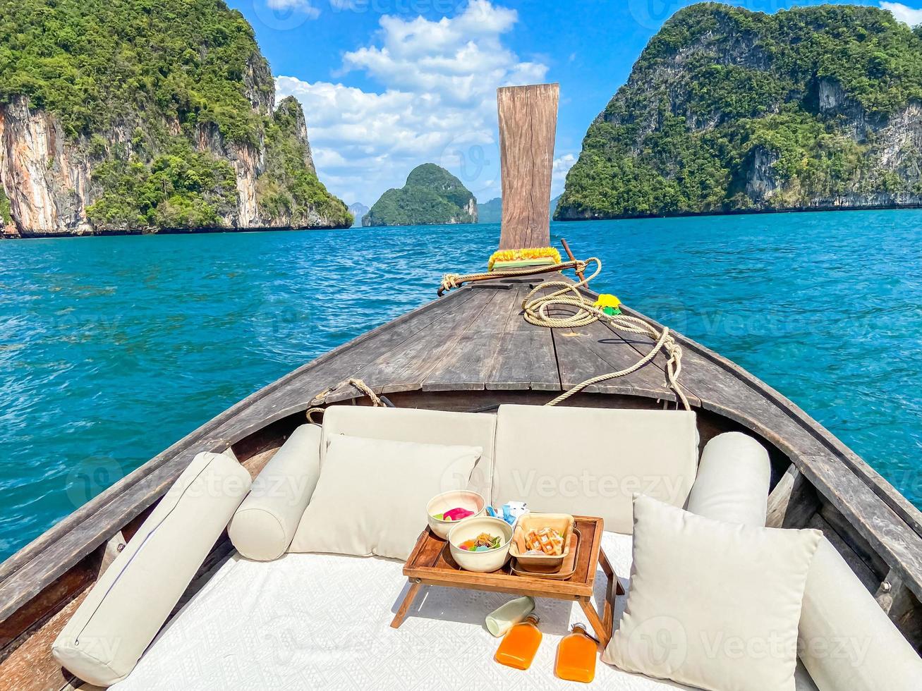 gita privata in barca a coda lunga sull'isola con picnic di cibo esotico, krabi, thailandia. punto di riferimento, destinazione, viaggi in asia, vacanze, voglia di viaggiare e concetto di vacanza foto