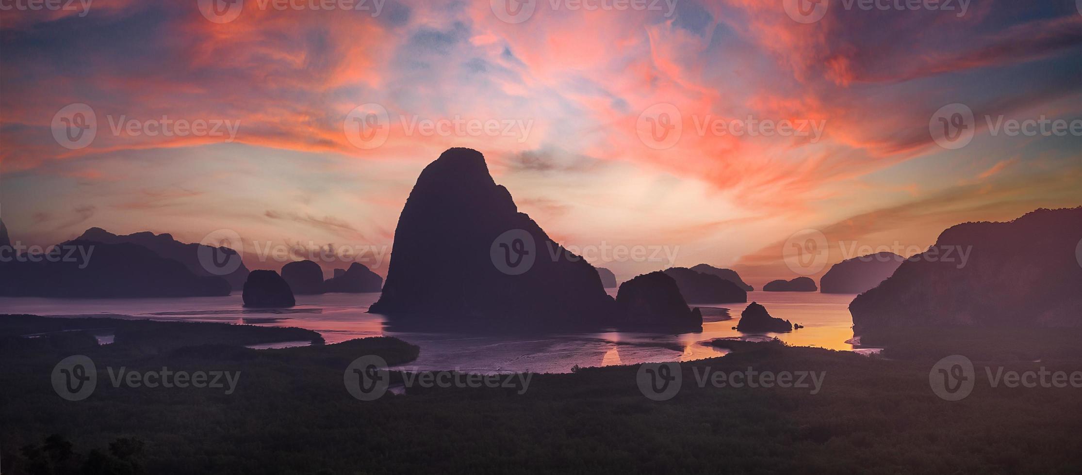 scenario phang nga bay punto di vista a samet nang lei vicino a phuket nel sud, tailandia., punto di riferimento e popolare per l'attrazione dei turisti. viaggio nel sud-est asiatico e concetto di vacanza estiva tropicale foto