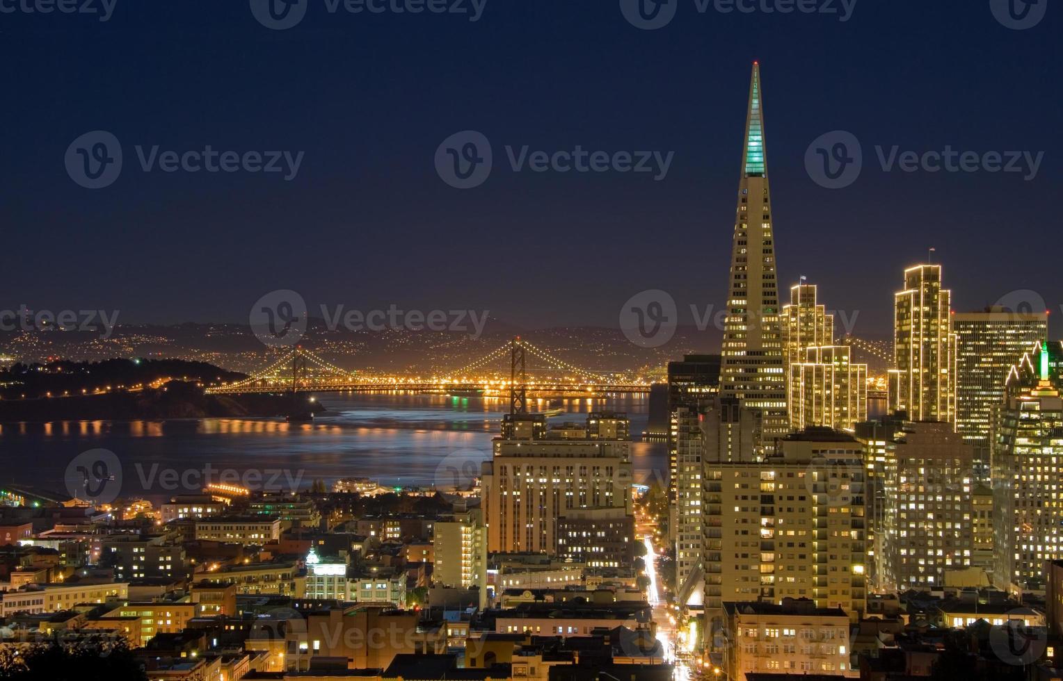 San Francisco Downtown e Bay Bridge al chiaro di luna foto