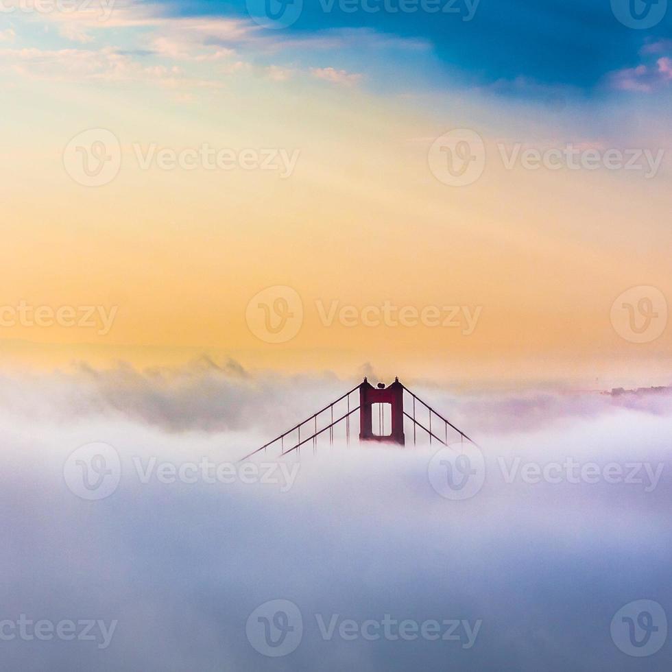 golden gate bridge sopra le nuvole dopo alba a San Francisco foto