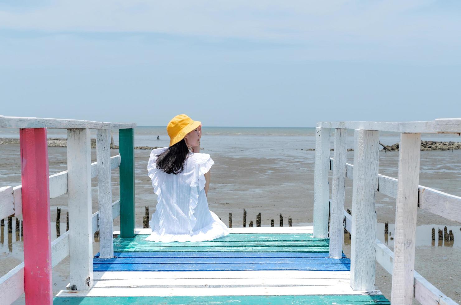 la donna asiatica seduta sul ponte arcobaleno per vedere il punto di vista della provincia di samut sakorn, una delle province thailandesi. foto