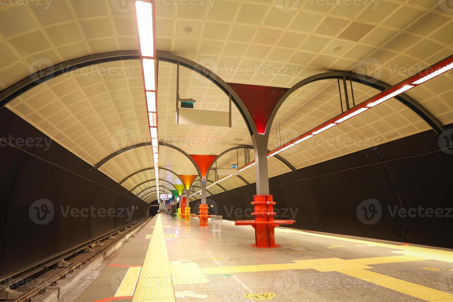 all'interno di una stazione della metropolitana foto