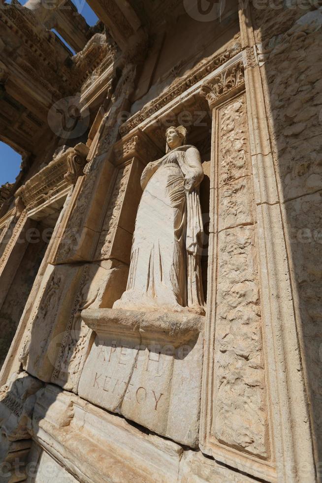 città di selcuk, personificazione della virtù, statua di arete nella città antica di efeso, izmir, turchia foto