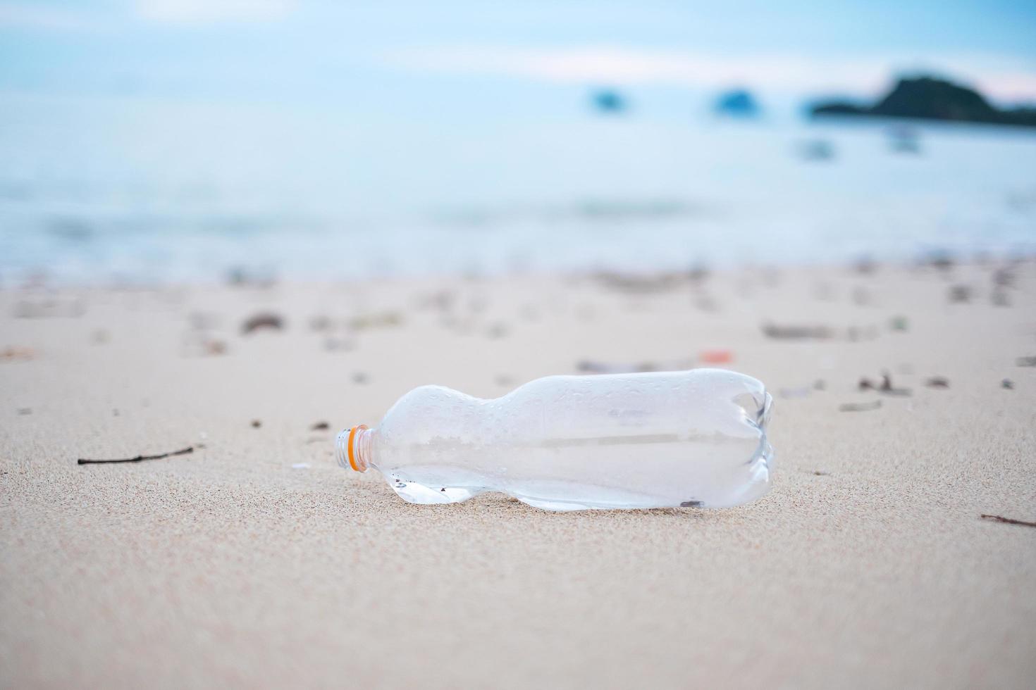 immondizia di bottiglie di plastica sulla spiaggia. concetto di ecologia, ambiente, inquinamento e problema ecologico foto