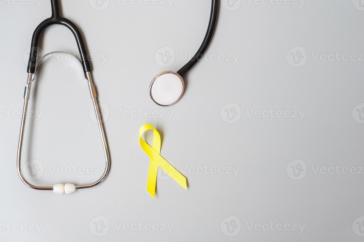 mese di sensibilizzazione sulla prevenzione di cancro infantile, sarcoma, ossa, vescica e suicidio, nastro giallo oro per sostenere le persone che vivono e le malattie. concetto di assistenza sanitaria per bambini e giornata mondiale del cancro foto