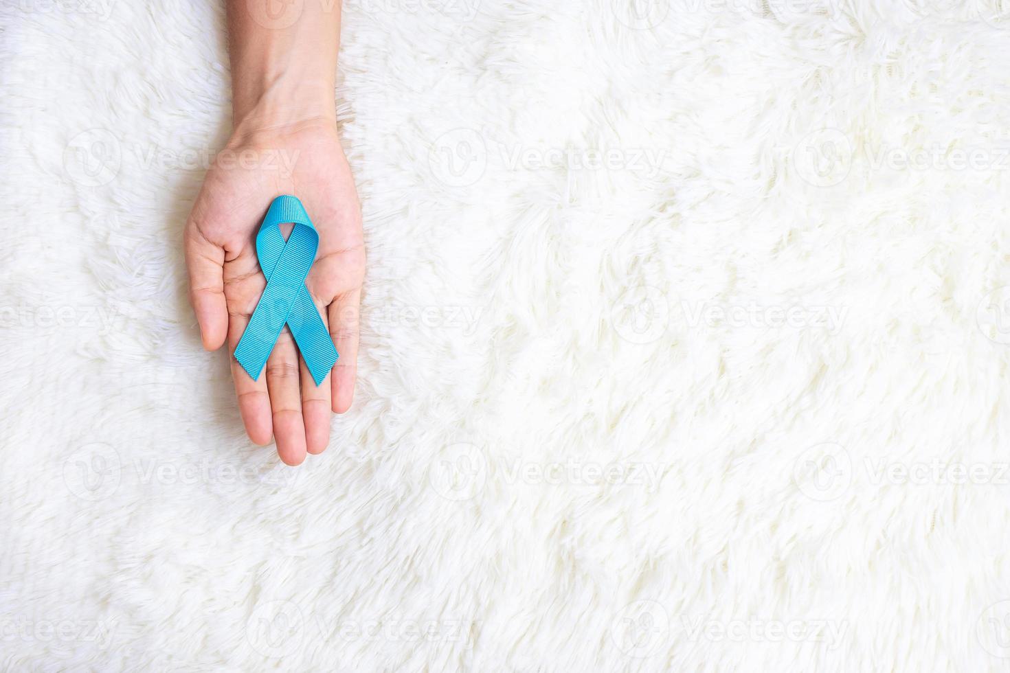 novembre mese di sensibilizzazione sul cancro alla prostata, uomo che tiene un nastro azzurro per sostenere le persone che vivono e le malattie. assistenza sanitaria, uomini internazionali, padre, giornata mondiale del cancro e concetto di giornata mondiale del diabete foto