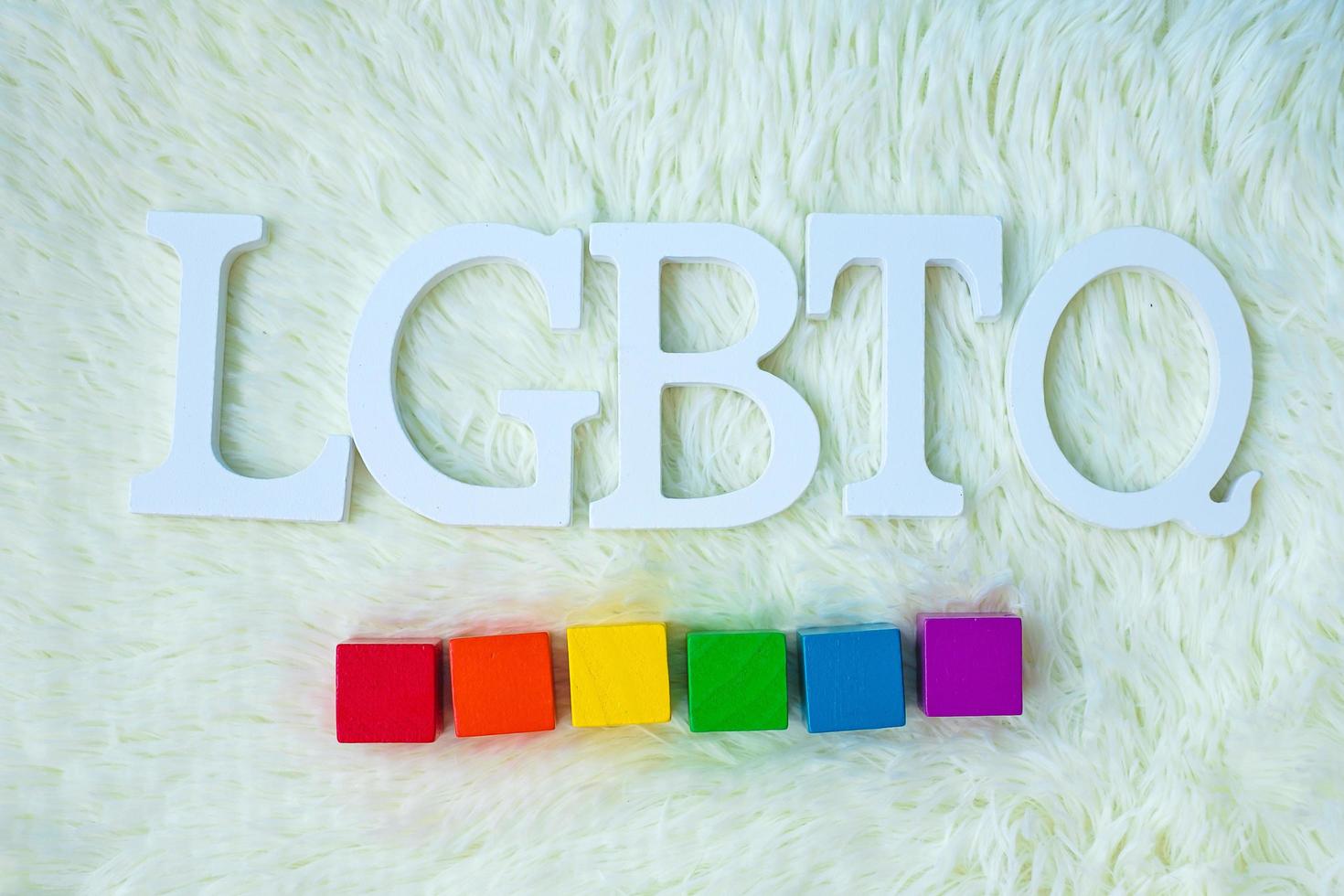 blocco arcobaleno lgbtq su sfondo bianco. sostenere la comunità lesbica, gay, bisessuale, transgender e queer e il concetto di mese dell'orgoglio foto