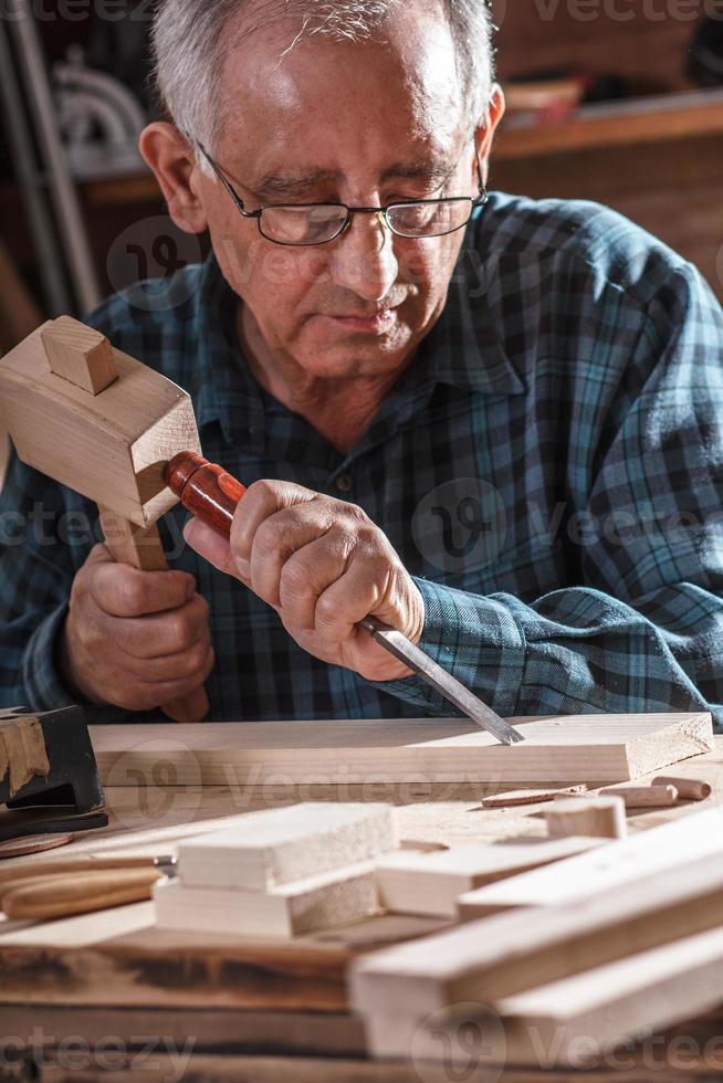 carpentiere senior che lavora con gli strumenti. foto