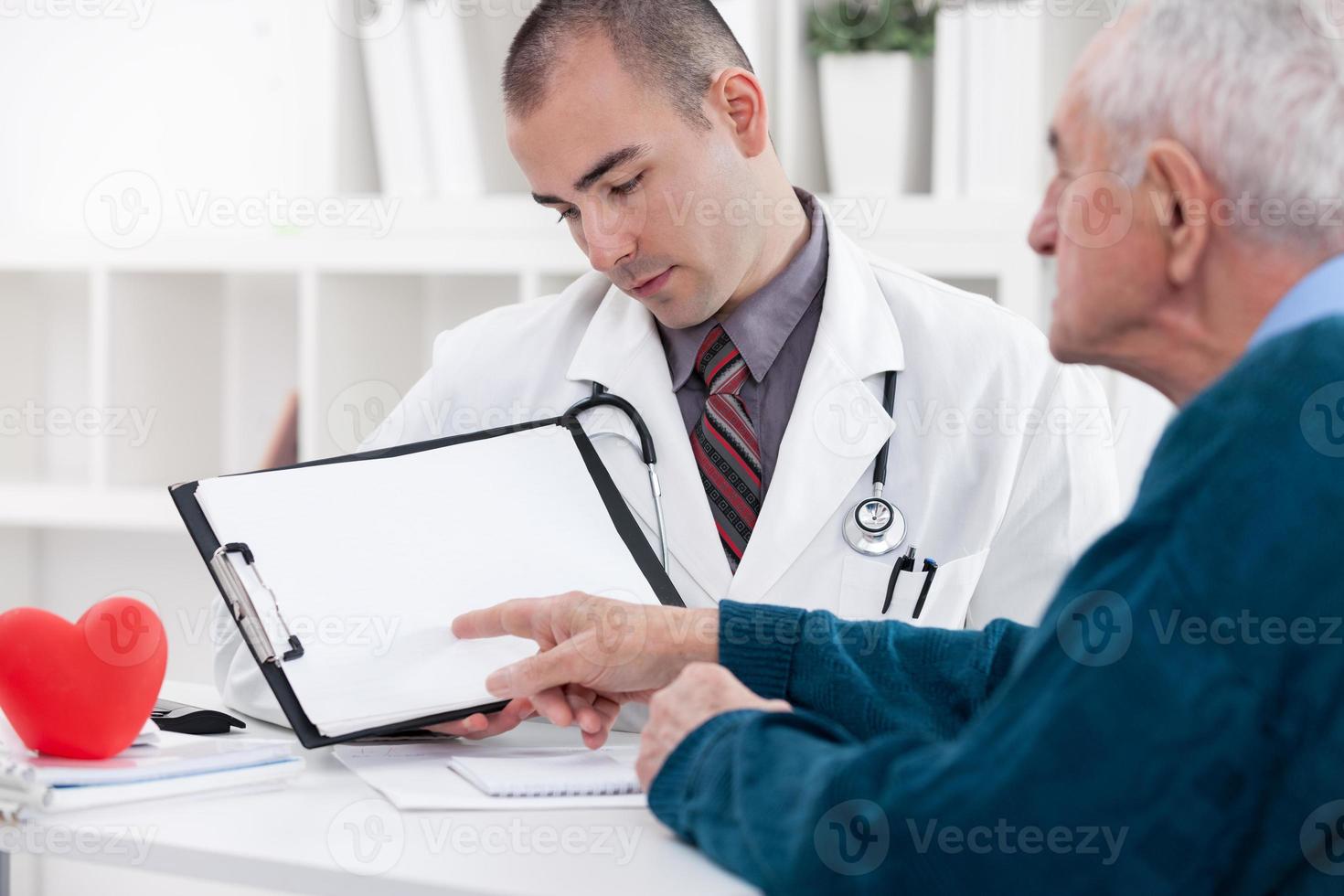 uomo anziano di consulenza con il medico foto