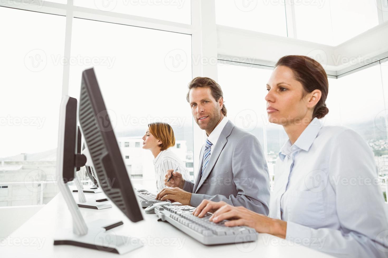 uomini d'affari utilizzando i computer in ufficio foto