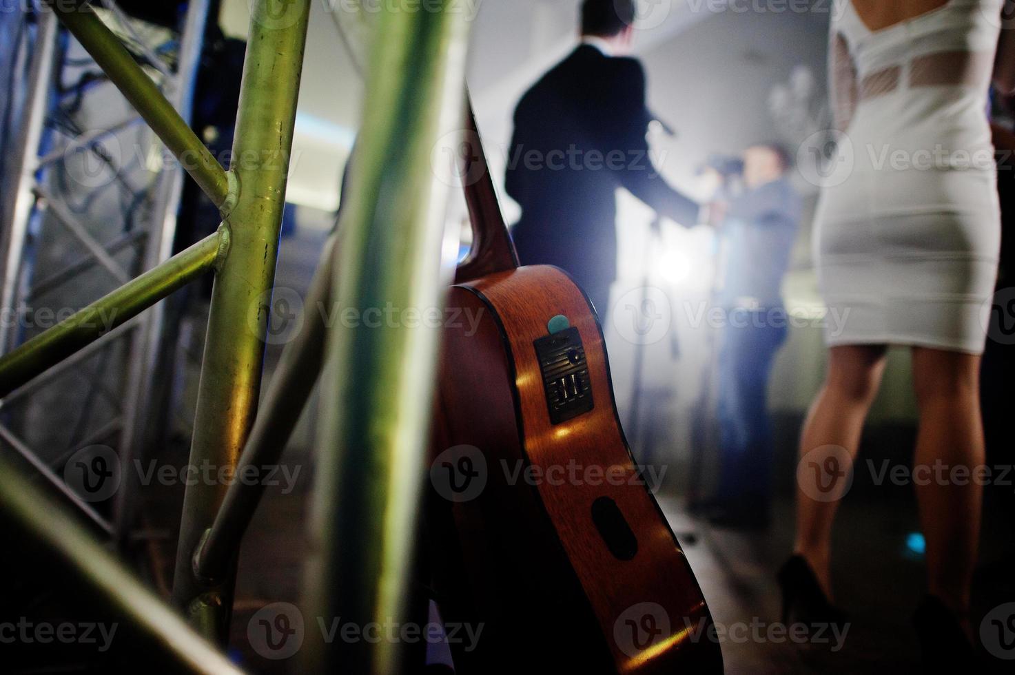 gruppo musicale di sottofondo di chitarra sul palco con luci. foto