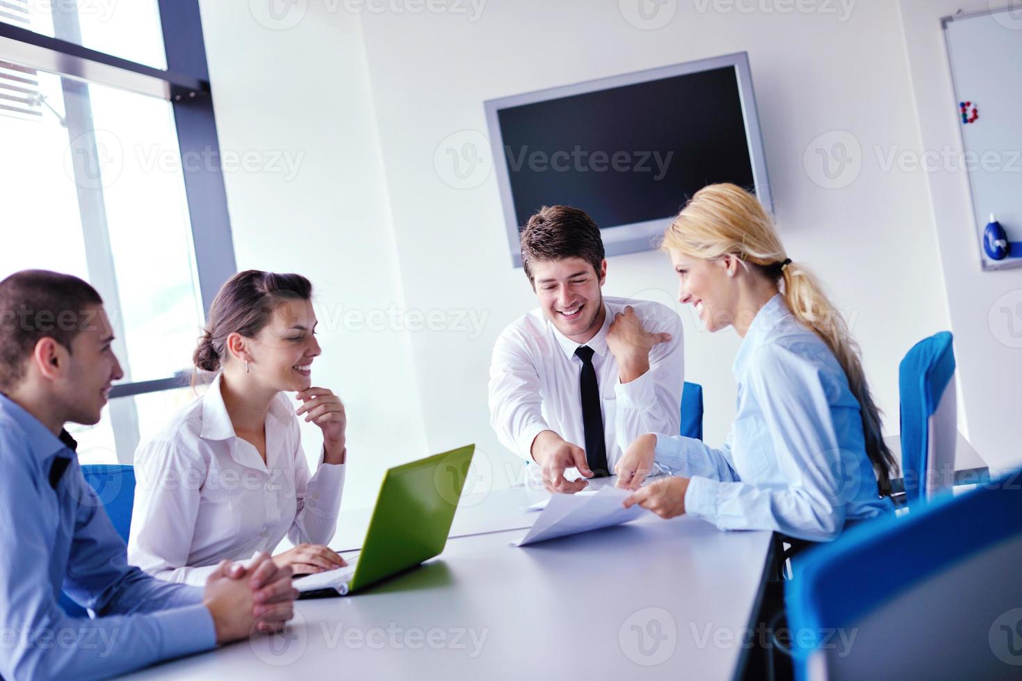 gruppo di uomini d'affari in una riunione in ufficio foto