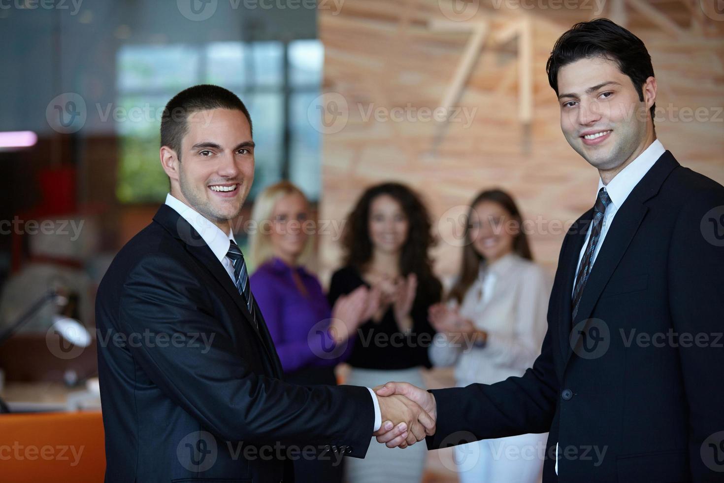 uomini d'affari si stringono la mano foto