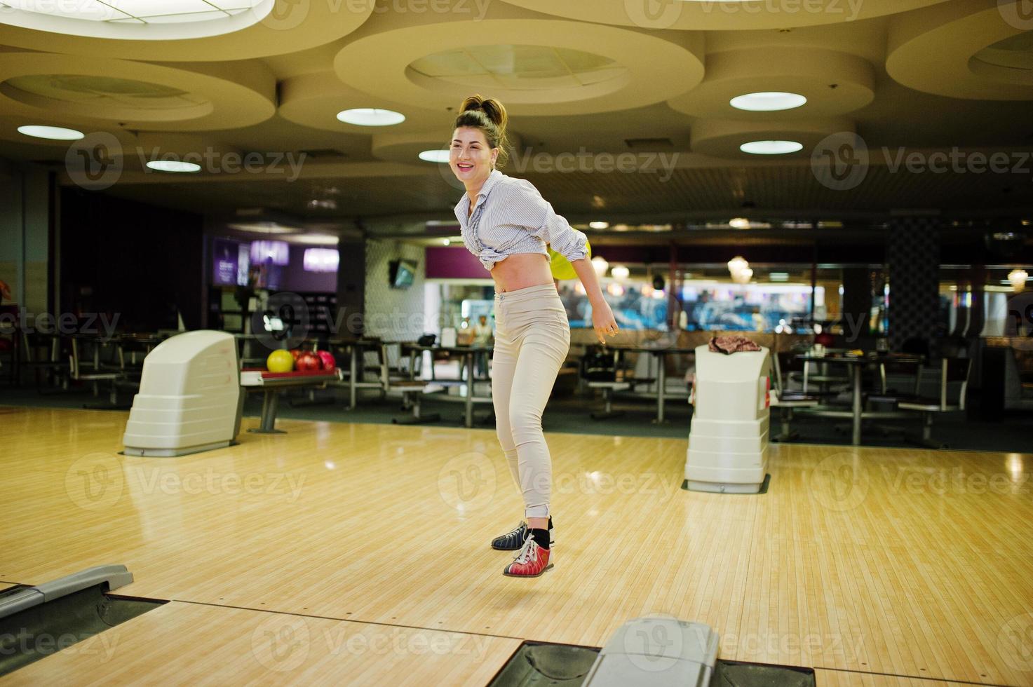 ragazza con palla da bowling sul vicolo giocato al bowling club. foto