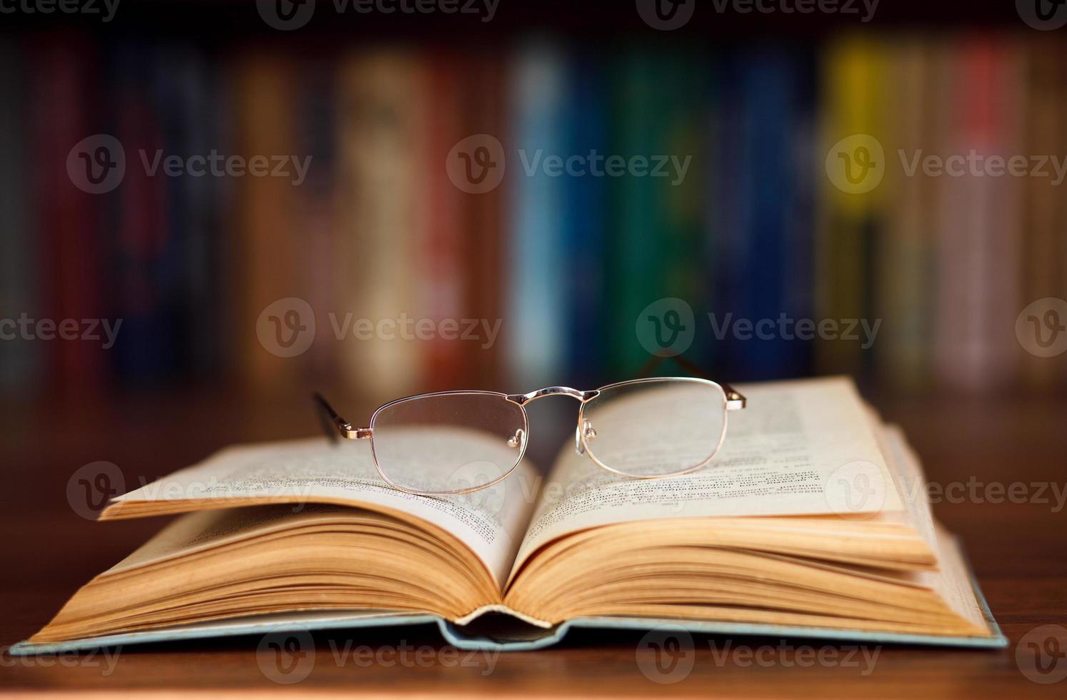 occhiali su un libro foto