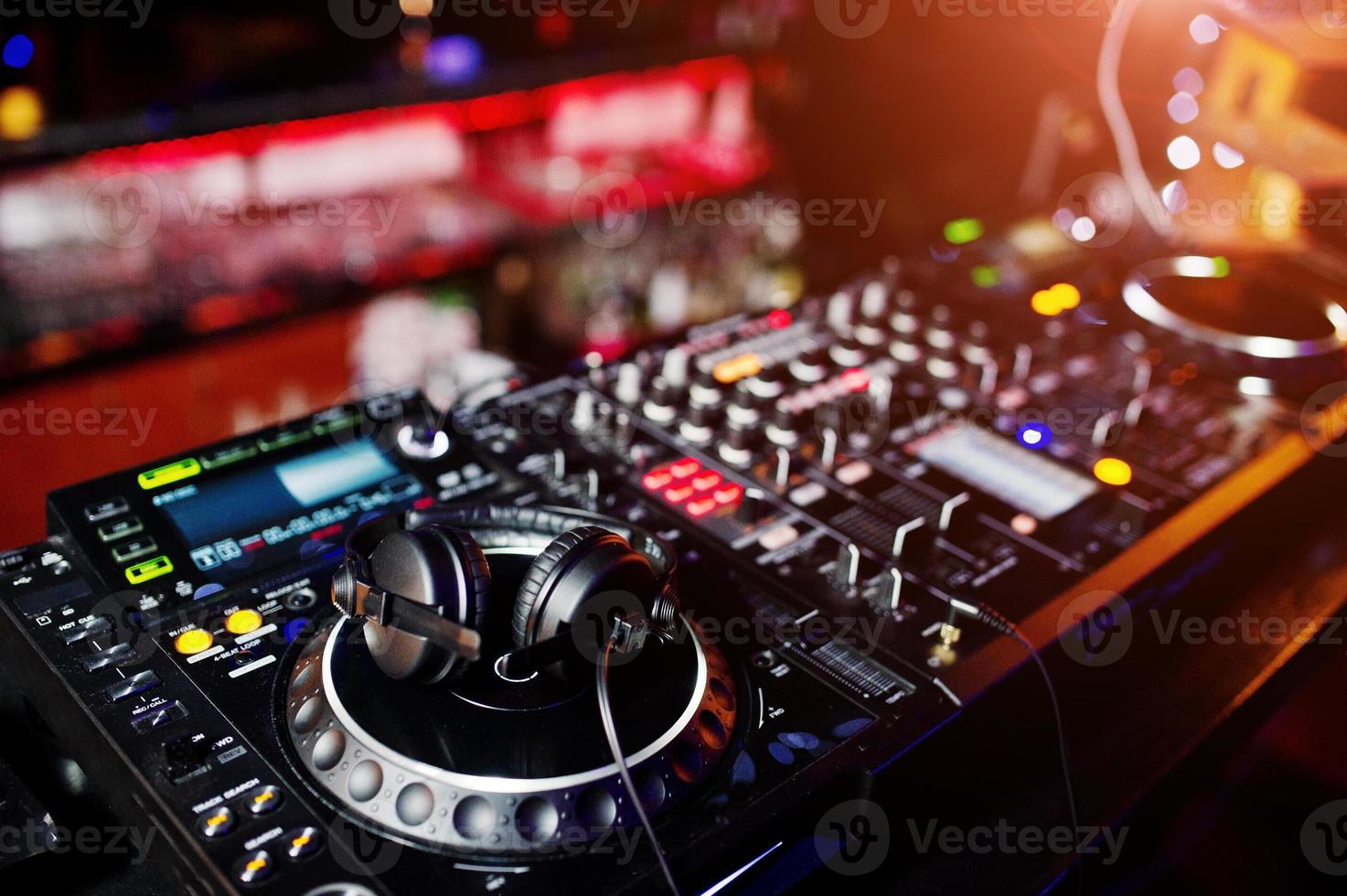 dj che fa girare i controlli di mixaggio e scratch della traccia sullo strobo del deck del dj. concetto di vita del club di musica dj. foto